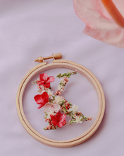 Load image into Gallery viewer, Spring&#39; Dried Floral Hoop
