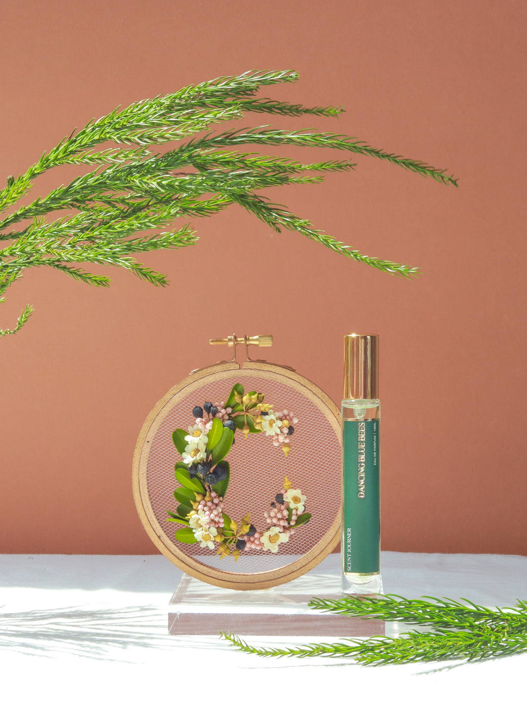 HOLIDAY LIMITED COLLECTION: Dancing Blue Bees & Floral Hoop Gift Set